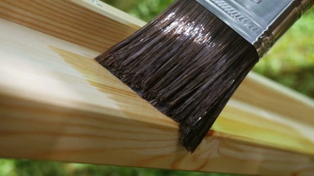 Trik Memaksimalkan Hasil Cat Kayu Transparan Biovarnish dengan Kuas